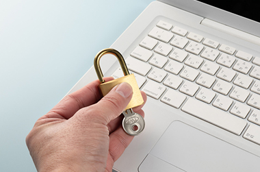 個人情報保護管理を徹底 説明イメージ(PCとカギ)